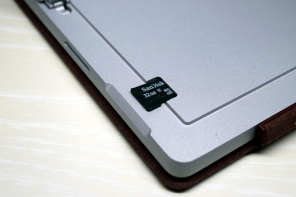 Surface Pro 本体背面。Micro SDXCカードスロット有り