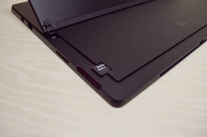 Surface Pro 6の本体背面にはMicroSDXCカードスロットがある